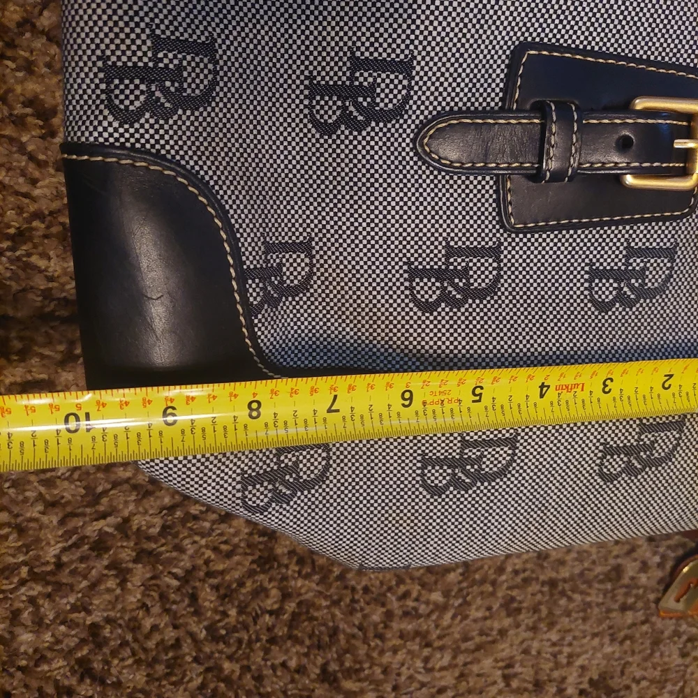 Dooney and bourke large classic logo tote. - Picture 2 of 9